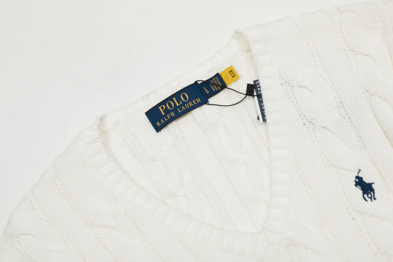 🅿️210 "Top quality" Style number: DS019# [Ralph Lauren V-neck solid color pony embroidered logo hemp flower knitted sweater] ✅Ralph Lauren Ralph Lauren goddess slim basic classic V-neck hemp flower pullover sweater ✅Main supplier platform live broadcast Wholesale entity Replacement when out of stock Not removed from shelves ✅ZP quality 1:1 version Scan the code to enter the GF website Counter quality ✅Detailed quality The only one in Guangzhou Imported quality cotton yarn, focusing on high-end, cost-effective, good quality, needless to say, ✅ simple and easy to match, a must-have item for ootd, good-looking clothes are never picky, a must-have in the goddess' wardrobe, recommended. Size: S-L Color: Black, off-white, gray, navy blue, khaki, pink, light blue, rose red, brown, Chinese red